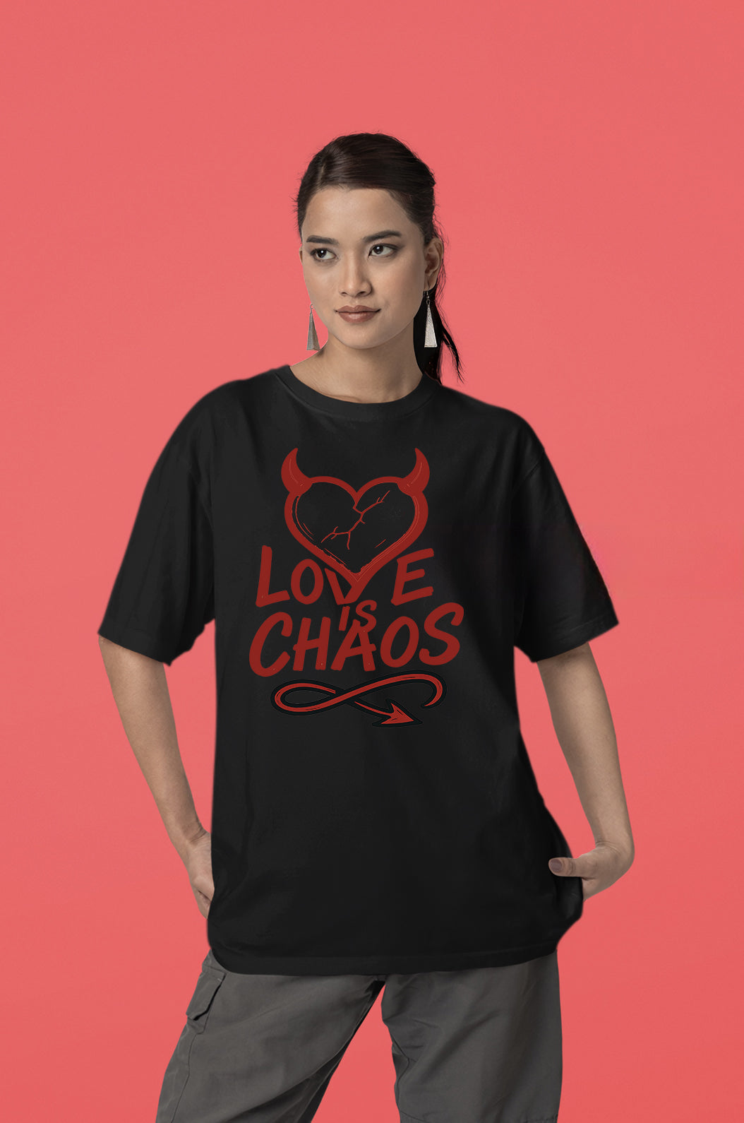 Love is Chaos Tasarımı Siyah Regular Unisex Yazılı Tişört | Sokak Stili Baskılı Model