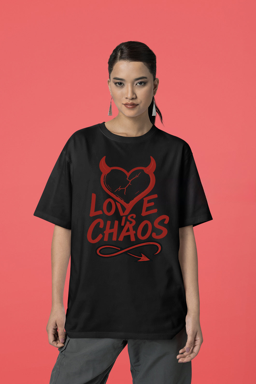 Love is Chaos Tasarımı Siyah Regular Unisex Yazılı Tişört | Sokak Stili Baskılı Model