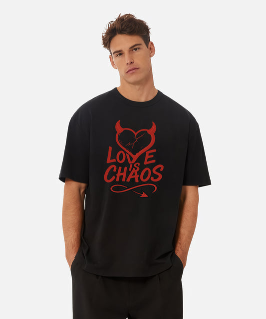 Love is Chaos Tasarımı Siyah Regular Unisex Yazılı Tişört  | Sokak Stili Baskılı Model
